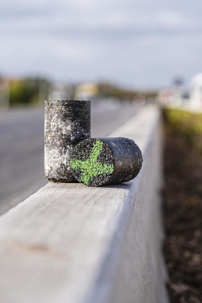 8 Testen Tijdens de werken zien drie opzichters en een leidend ambtenaar van het project, Koen Wilmsen, toe op de naleving van de afspraken. Voordat het stuk autosnelweg van 14 kilometer wordt opgeleverd, voert het Agentschap Wegen en Verkeer stroefheids- en vlakheidsmetingen uit, die het comfort en de veiligheid bepalen. Via kernboringen beoordeelt het de kwaliteit en de opgelegde diktes van het wegdek.