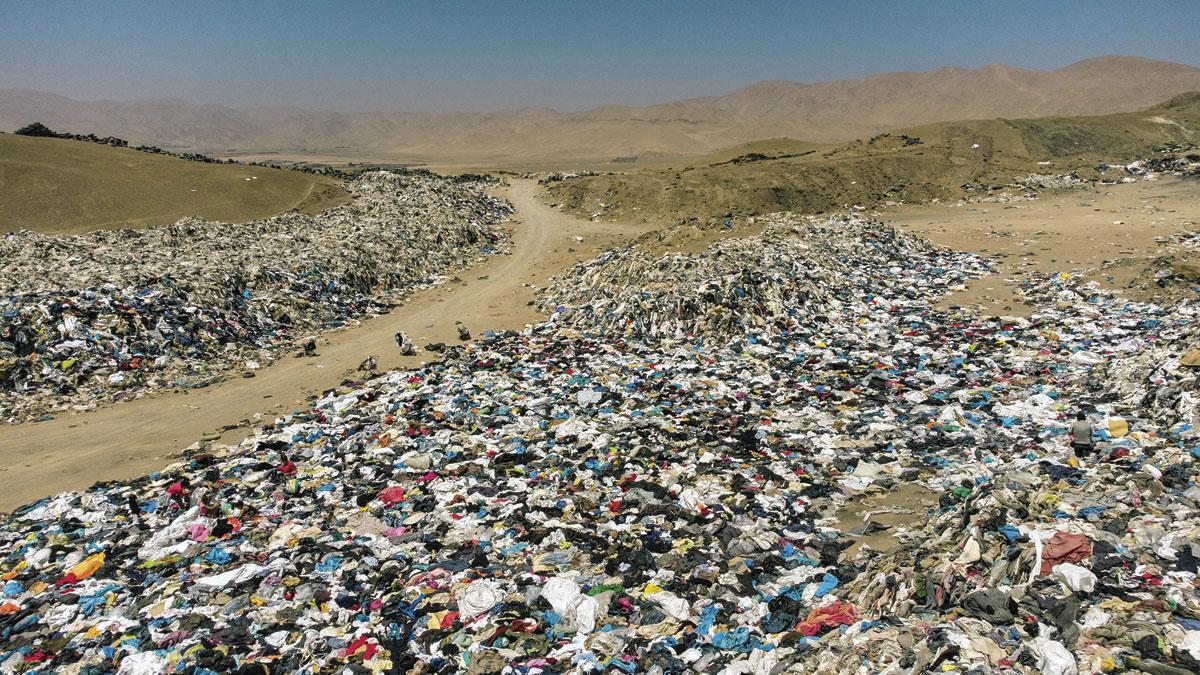 ATACAMAIn de Chileense woestijn stapelen de onverkochte stukken van de mode-industrie zich op.