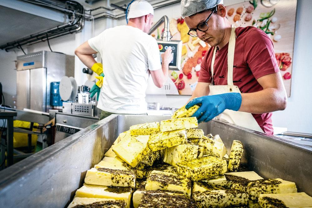 5 Pekelen en marineren - Na het herkoken wordt de kaas uit de rasters gehaald en gedurende een nacht in een pekelbad te rusten gelegd. Anders dan de klassieke halloumi krijgt de Berloumi een extra smaaktoets door de kaas te marineren. De marinade verandert met de seizoenen. In de zomerse variant zorgt een Provençaals kruidenmengsel voor een zuiders accent.