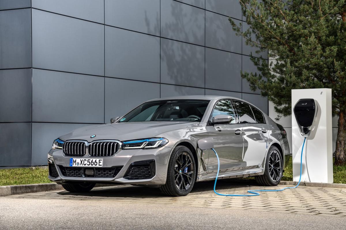 De BMW 545e xDrive kan met de BMW Wallbox comfortabel thuis worden opgeladen.