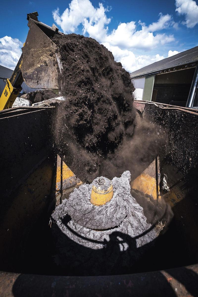 3. Mengen Voor het mixen van de reststoffen gebruikt het bedrijf een verticale mengwagen - eigenlijk een landbouwwerktuig. Het mengen van een partij van 10 tot 15 ton duurt ongeveer anderhalf uur. Het resultaat is 