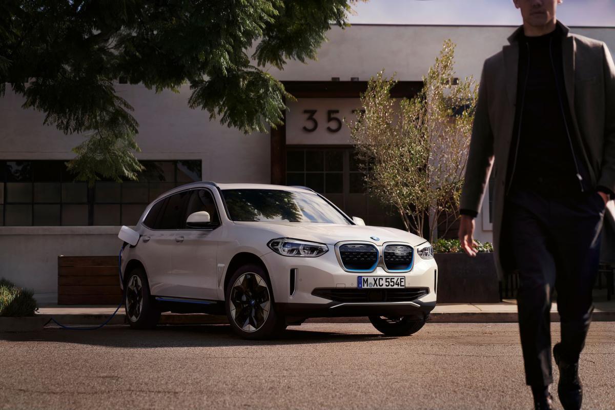 De BMW iX3 luidt een nieuw tijdperk van emissievrij rijplezier in.