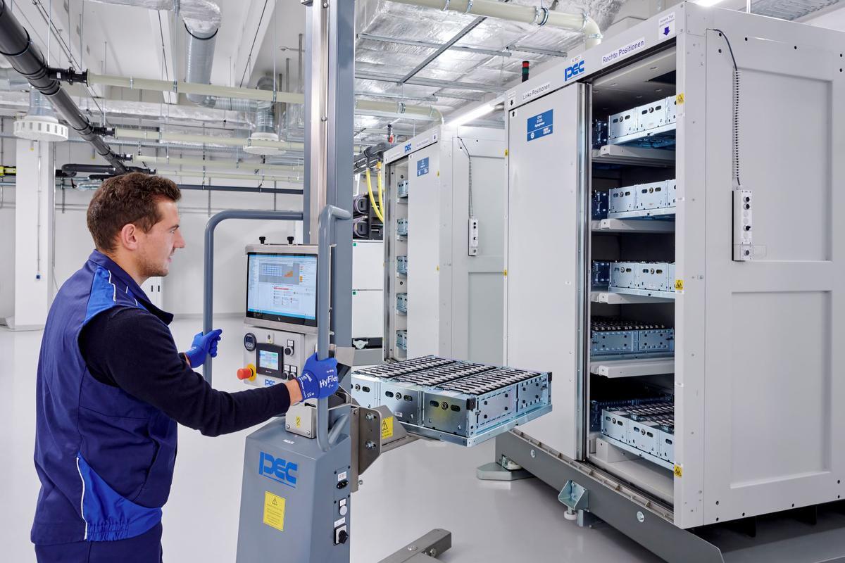 BMW Group opende in Dingolfing een Competence Centre for E-Drive Production.