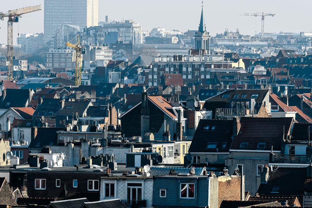 BRUSSEL Door de aanhoudend stijgende prijzen is een woning kopen niet voor iedereen weggelegd.