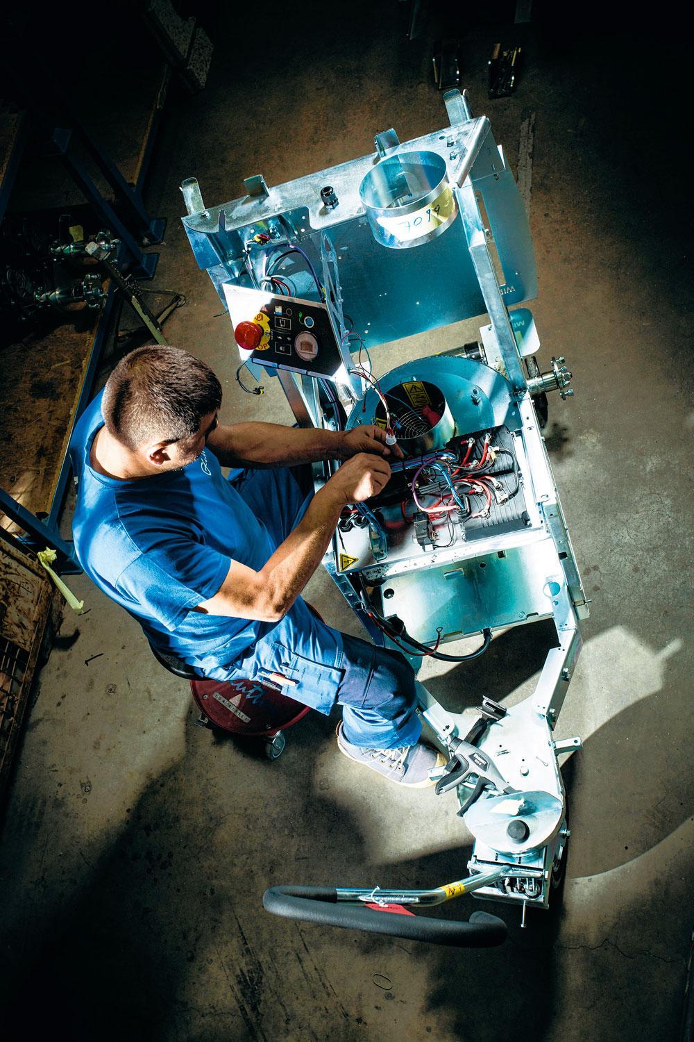 5. Assemblage De diverse onderdelen worden stevig op het chassis bevestigd. Tot slot wordt ook het dashboard van bedrading voorzien. Van daaruit worden, via een veertigtal verbindingen, alle functies van de machine aangestuurd.