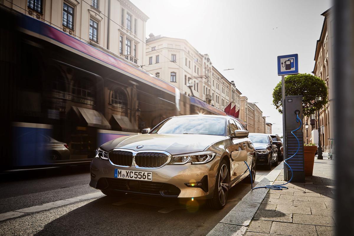 In de eDrive-zones in steden schakelen plug-inhybride BMW's automatisch over op elektriciteit