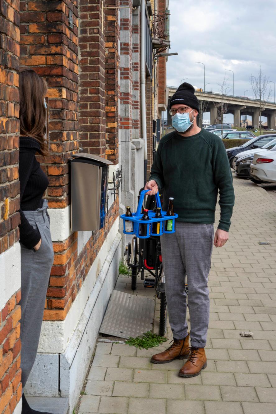 De Bierboer geeft een woordje uitleg aan de deur.