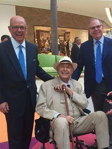 Alfred Taubman tussen zijn zonen, vorige maand bij de opening van een mall in Puerto Rico