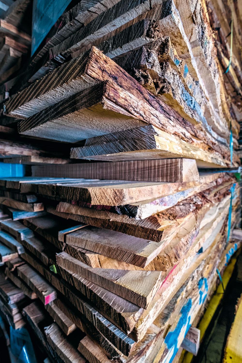 1 Kwalitatief hout - Vanuit de basisvoorraad in de Antwerpse haven wordt dagelijks ruw hout aangevoerd, voor 35.000 massieve kisten per jaar. Amerikaanse witte eik, Franse eik, tropisch hout, den en populier. Opvallend is de hoogstaande kwaliteit, zelfs kwalitatiever hout dan voor meubels.