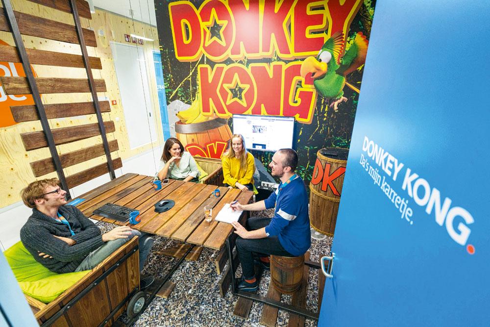 Coolblue installeerde in zijn nieuwe hoofdkwartier negen eigenzinnige vergaderzalen met thema's als Donkey Kong, Sinksenfoor (eendjes vissen tijdens de vergadering), James Bond en Fotobooth. Ze moeten de creativiteit bevorderen en tegelijk een visitekaartje vormen voor de onderneming.