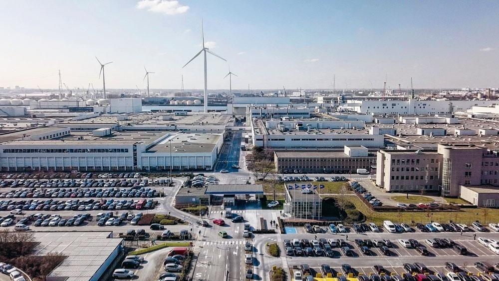 VOLVO GENT De zonnepanelen op het dak van Volvo Cars Gent zijn volledig gefinancierd door buurtbewoners en medewerkers van de fabriek.