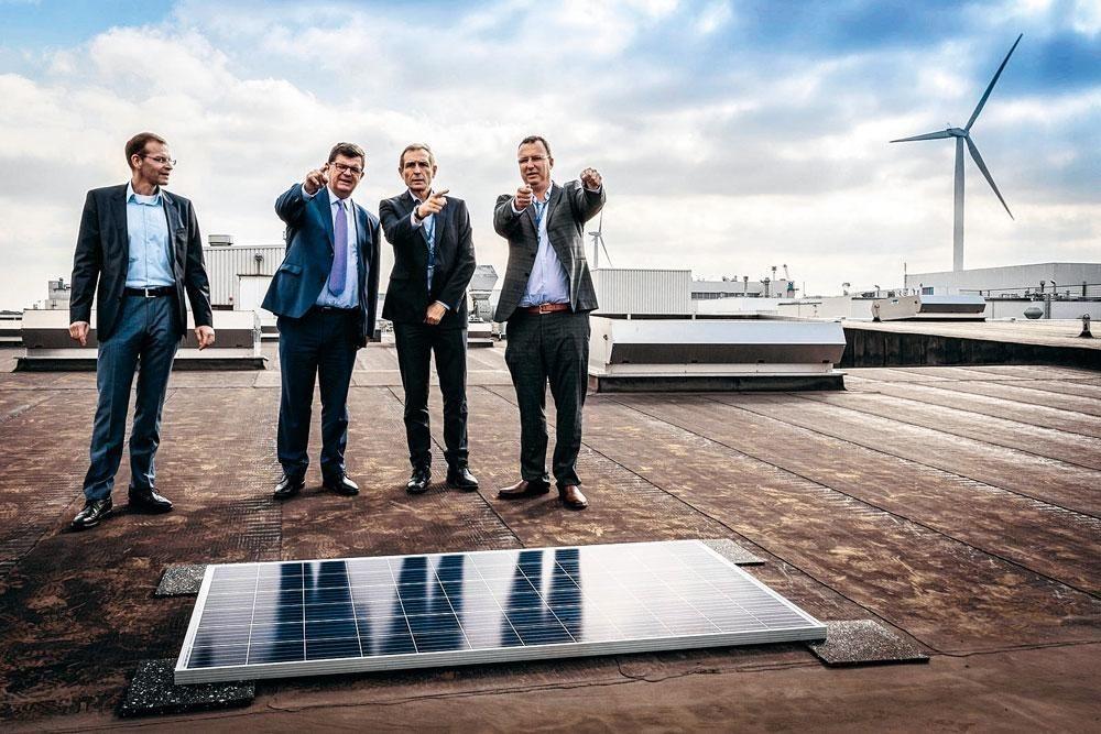 VOLVO GENT De zonnepanelen op het dak van Volvo Cars Gent zijn volledig gefinancierd door buurtbewoners en medewerkers van de fabriek.