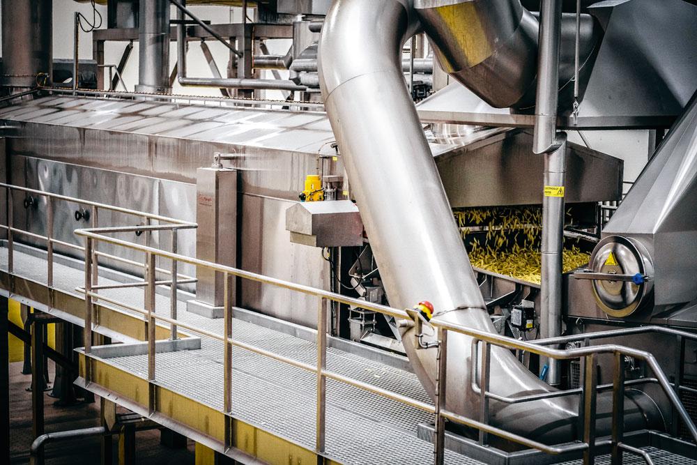 6 Bakken en invriezen - Agristo bakt altijd in plantaardige olie, meestal in zonnebloemolie, op 175 graden. Afhankelijk van het soort frieten duurt het bakken 1 à 3 minuten. Zodra ze uit de bakoven zijn, worden de frietjes met een warme luchtstroom ontvet. Om te voorkomen dat ze tijdens het invriezen aan elkaar klitten, maakt Agristo gebruik van de Individual Quick Frozen-technologie. Koude lucht van ongeveer -30 graden wordt door het bed met frieten geblazen, waardoor ze gaan zweven en rondom gekoeld kunnen worden.