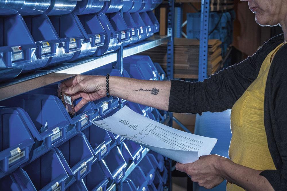 6 Kwaliteitscontrole -  Elke armband moet een twintigtal kwaliteitscontroles doorstaan voor hij naar de verpakkingsafdeling mag. 