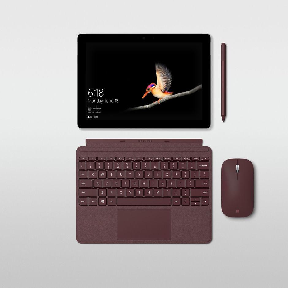 Surface Go met toetsenbord, pen en muis.