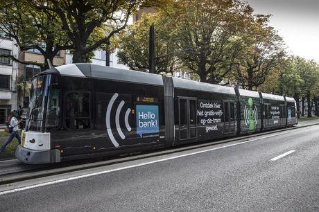 Een wifitram van De Lijn, met sponsoring door Hello Bank!