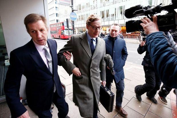 Alexander Nix, CEO van Cambridge Analytica, wordt belaagd door media in Londen, 20 maart 2018 