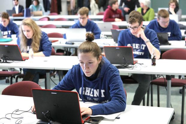 Studenten aan de UGent testen nieuwe elektronische leerplatformen