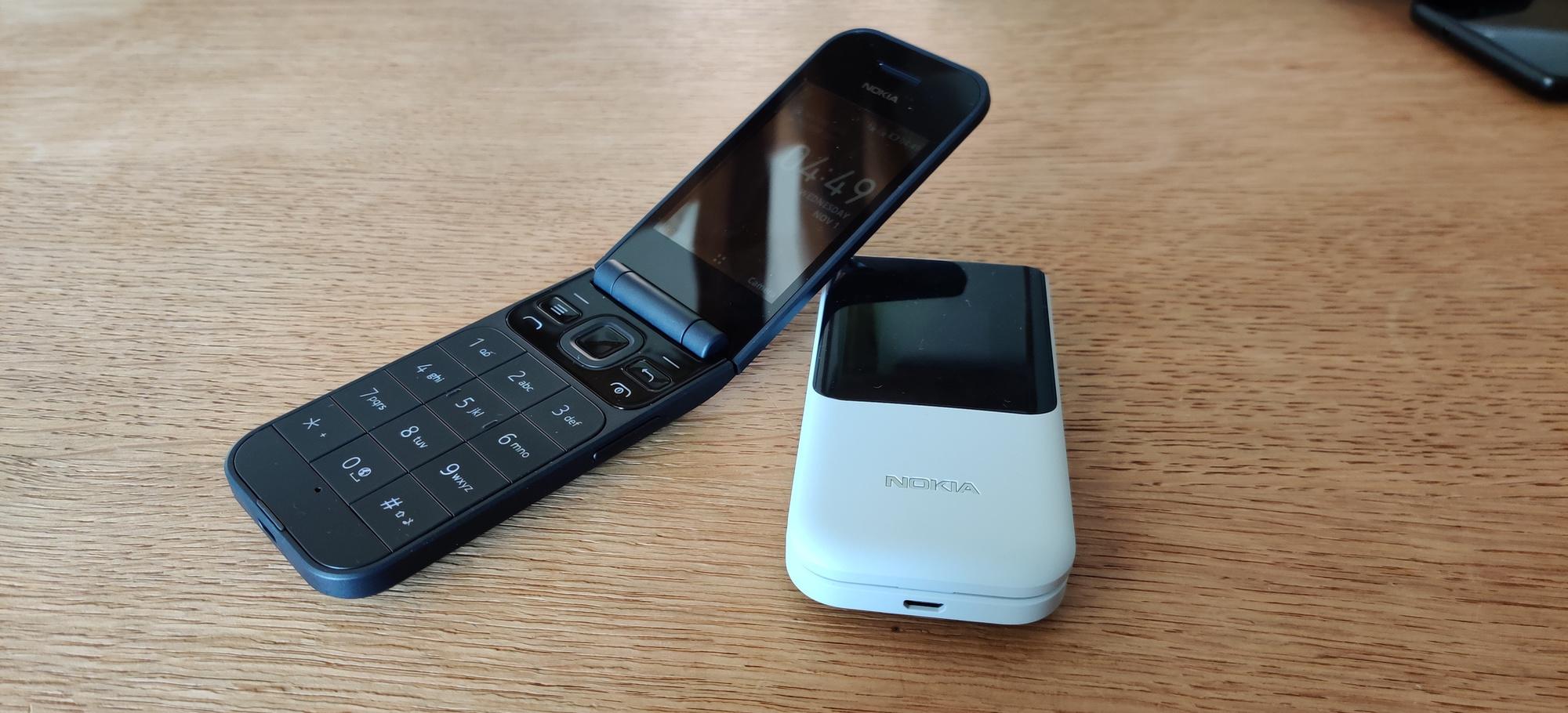 De Nokia 2720 Flip mikt onder meer op gebruikers van een oudere generatie, met grote toetsen en een alarmknop.