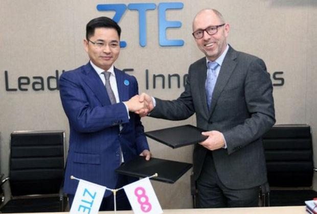 Jos Donvil (rechts): CEO bij VOO, tijdens de ondertekening van het contract met ZTE.