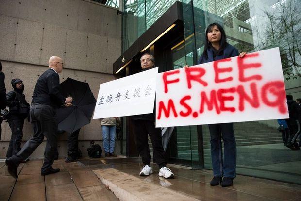 Demonstranten houden borden omhoog met 'Laat mevrouw Meng vrij' bij een rechtbank in Vancouver, Canada, 11 december 2018