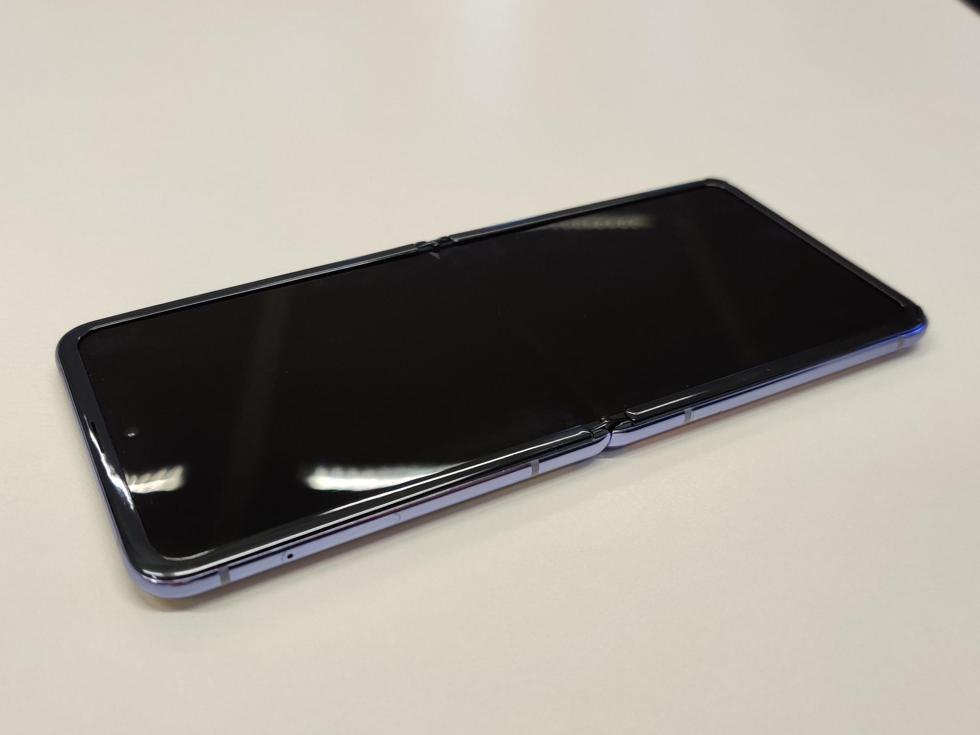 Opengevouwen heeft de Z Flip het formaat van een gewone grote 6,7 inch smartphone.