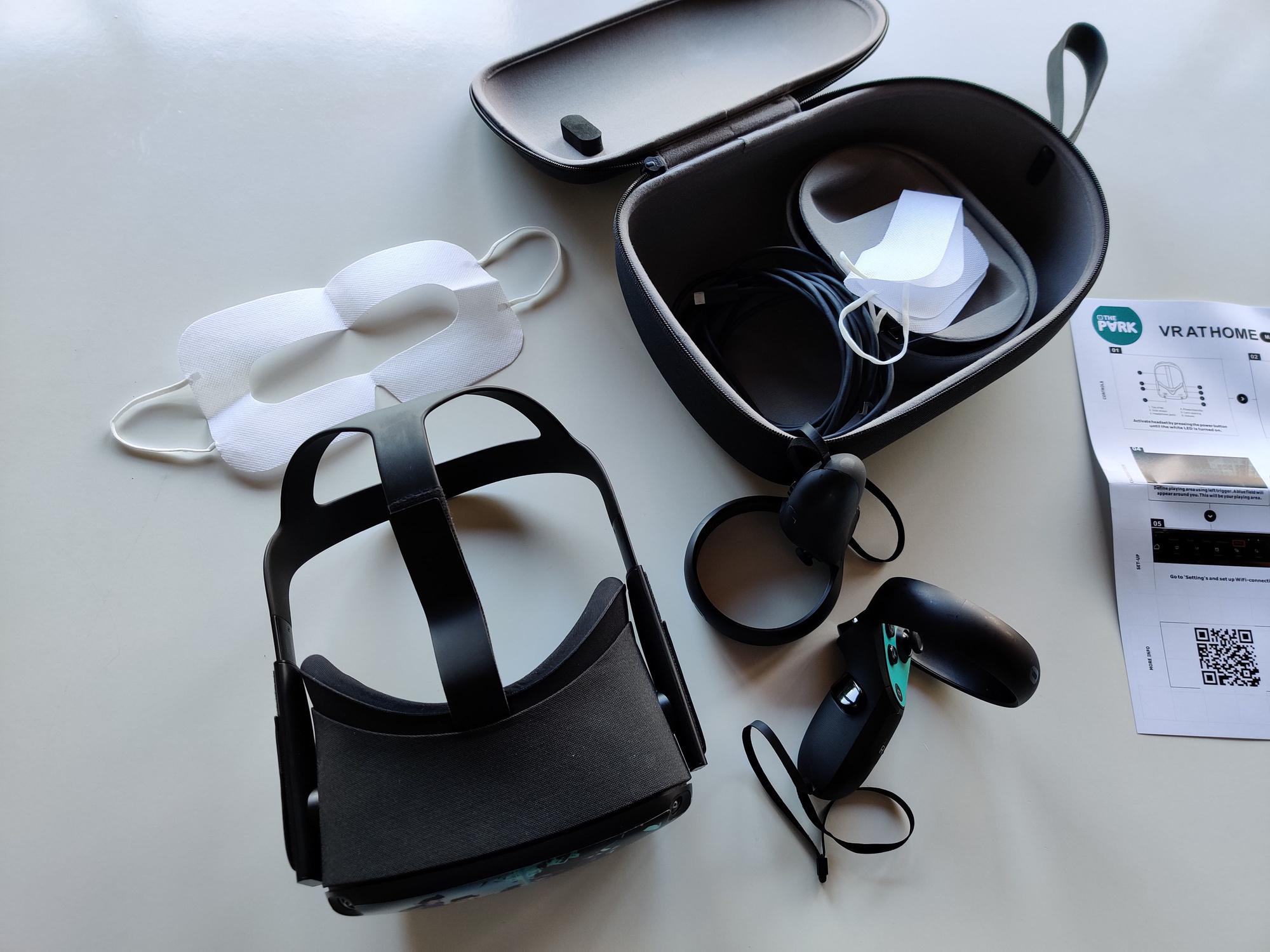 Het volledige pakket bestaat uit een headset, twee controllers, een oplaadkabel en twee gezichtsmaskers.