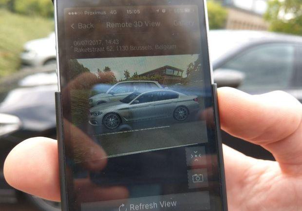 Op je smartphone krijg je het echte beeld van de omgeving van je wagen te zien. Het voertuig in het beeld zelf is een digitale projectie.