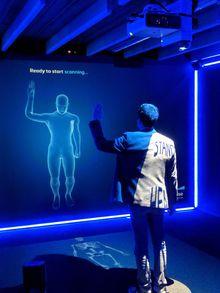 Een Kinect-toepassing scant je lichaam als een bewegend skelet. Je leert zo meer over de plaatsing van protheses.