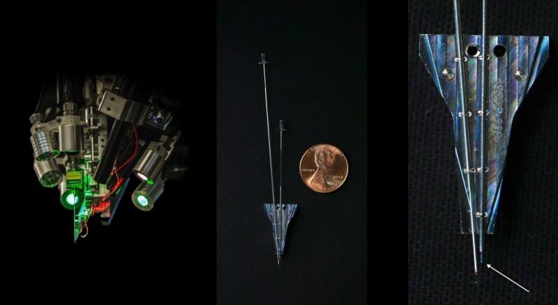 Een robot brengt de elektroden aan via een ultradunne naald. De pijl op de foto rechts wijst naar die naald. 