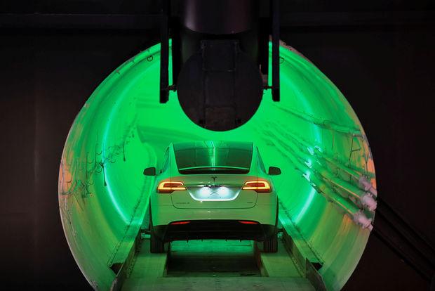 Een aangepaste Tesla Model X rijdt ter demonstratie door de tunnel.