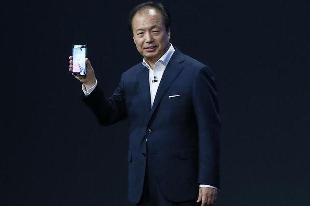 JK Shin présente le Samsung Galaxy S6.