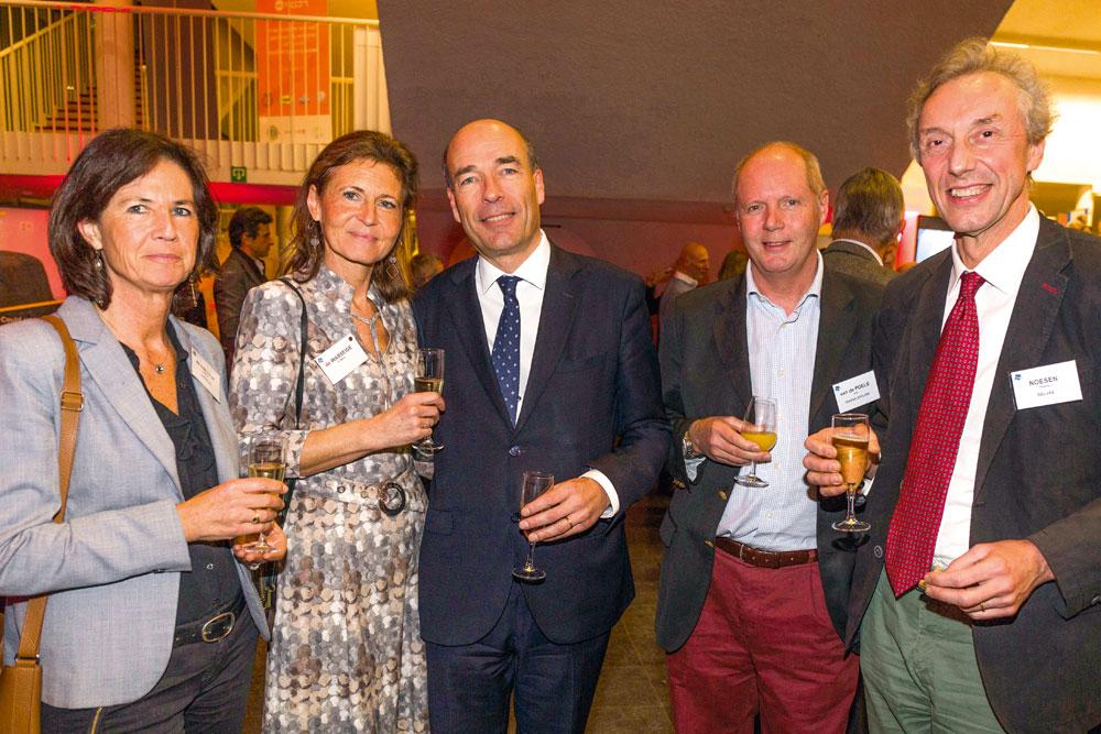 Nadine de Halleux, assistante du CEO du groupe Carmeuse, son mari Eric van de Poele, CEO de Tech'nc Explore, et Thierry Noesen, CEO de Belvas, entourent Olivier de Wasseige et son épouse,