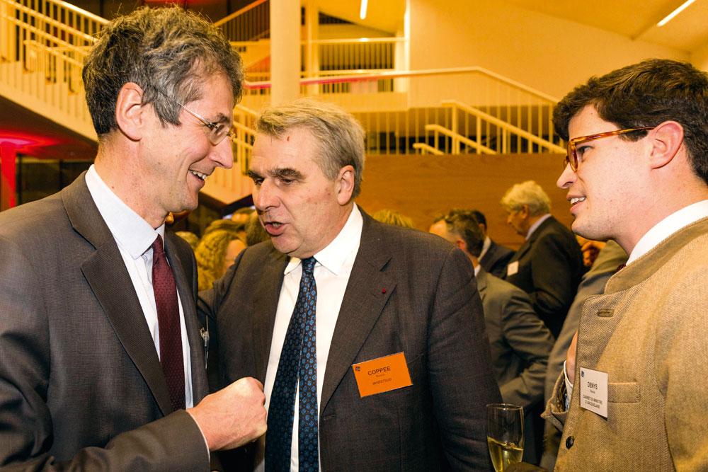 Etienne Denoël, directeur chez McKinsey & Company discute avec Benoit Coppée, CEO Investsud, sous l'oeil de François Denys, conseiller au cabinet du ministre Bacquelaine.