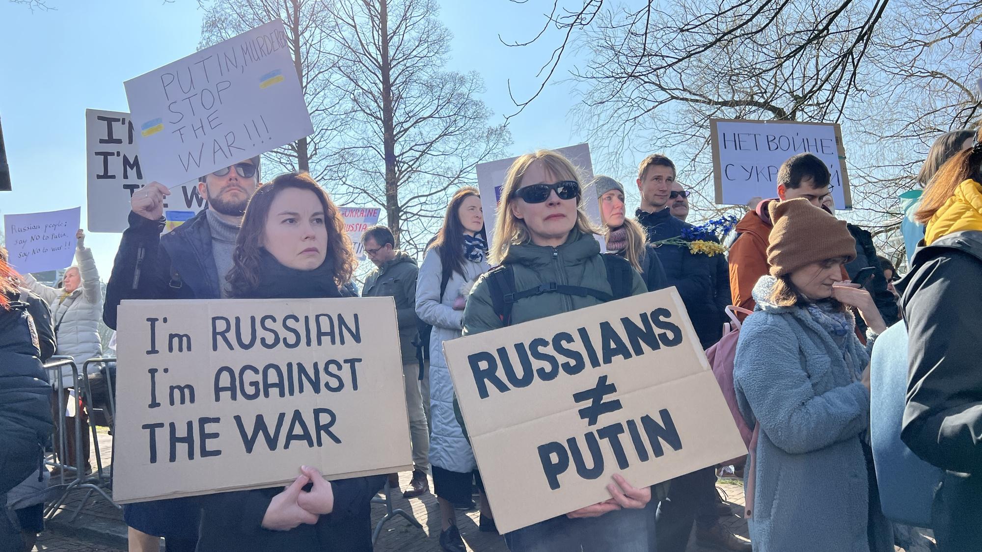 Des Russes habitant aux Pays-Bas manifestent leur solidarité envers l'Ukraine, le 5 mars 2022.