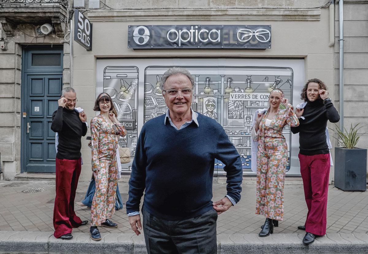 Alain Afflelou à Bordeaux en mars dernier, devant sa première boutique.
