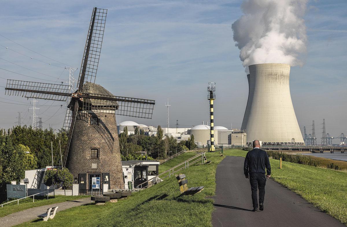 Centrale de Doel, côté néerlandais. Aux Pays-Bas, on parle déjà de la construction de nouvelles centrales...
