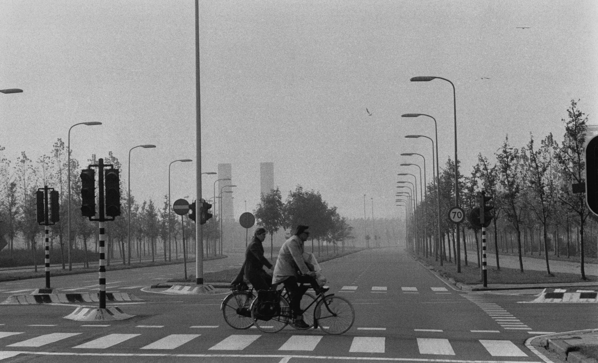Cycliste dans une rue d'Amsterdam désertée par les voitures, pendant les pénuries de carburant dues au premier choc pétrolier, aux Pays-Bas, le 3 novembre 1973. © GETTY
