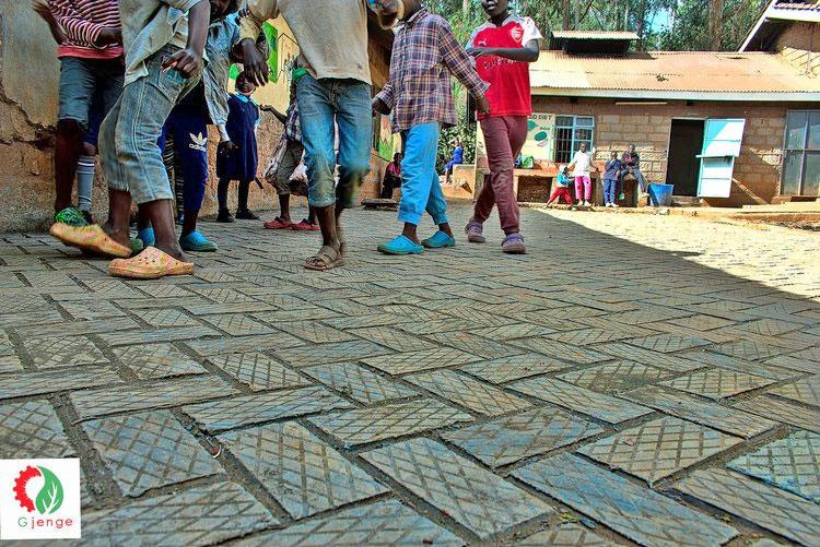 Ces briques durables pavent déjà certains trottoirs, allées et rues de Nairobi