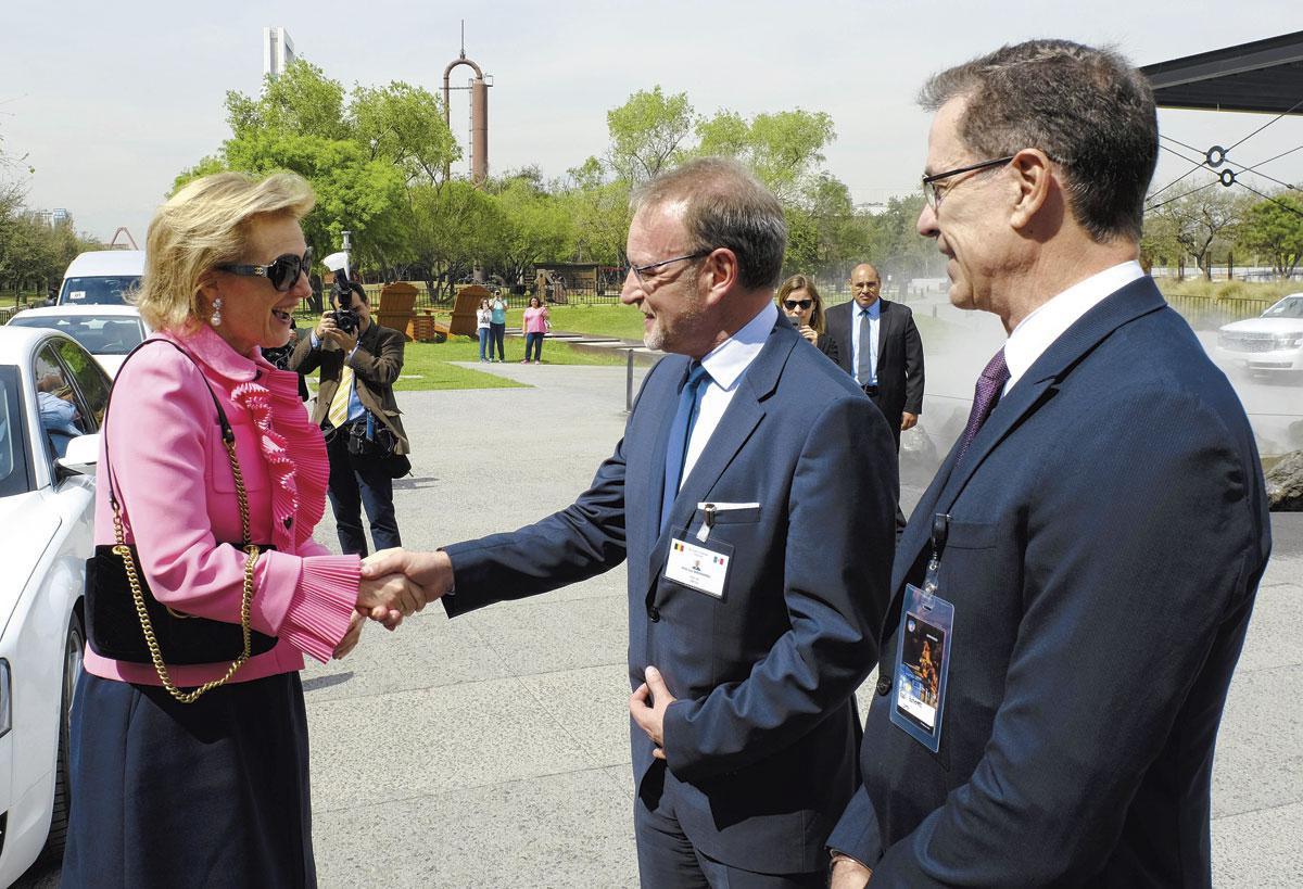 La princesse Astrid, face au CEO de John Cockerill lors d'une mission économique au Mexique. La plupart de nos témoins le reconnaissent: en Belgique, les contacts au plus haut niveau sont bien plus faciles que dans l'Hexagone.