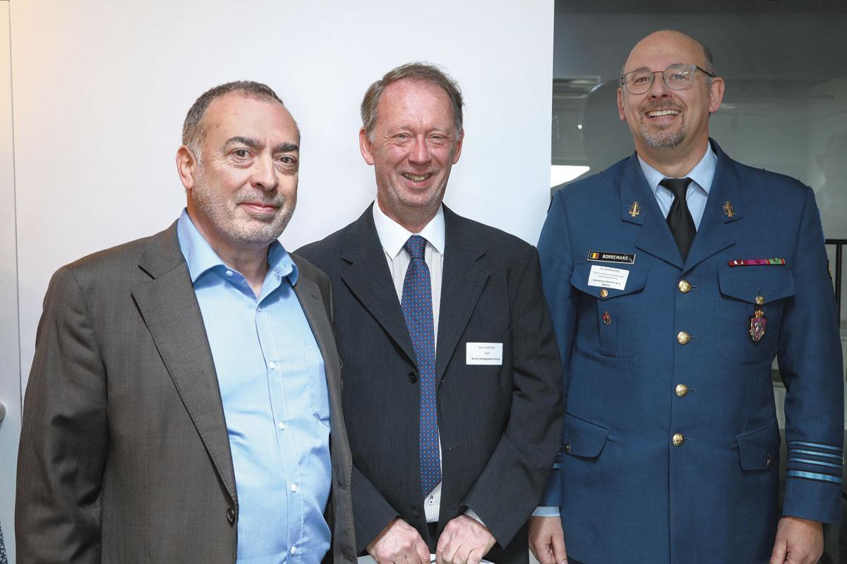 Dany Donnen, partner chez BDO, Alain Servaes, administrateur d'Army Recognition Group, et Filip Borremans, directeur général de l'Institut royal supérieur de défense.