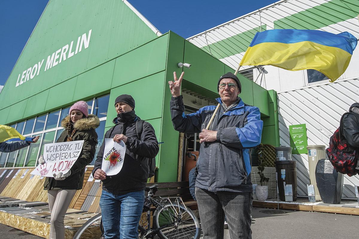 LE GROUPE MULLIEZ, propriétaire des magasins Auchan et Leroy Merlin, a tenté de justifier son choix de poursuivre ses affaires en Russie. Mais aux yeux des consommateurs, le 