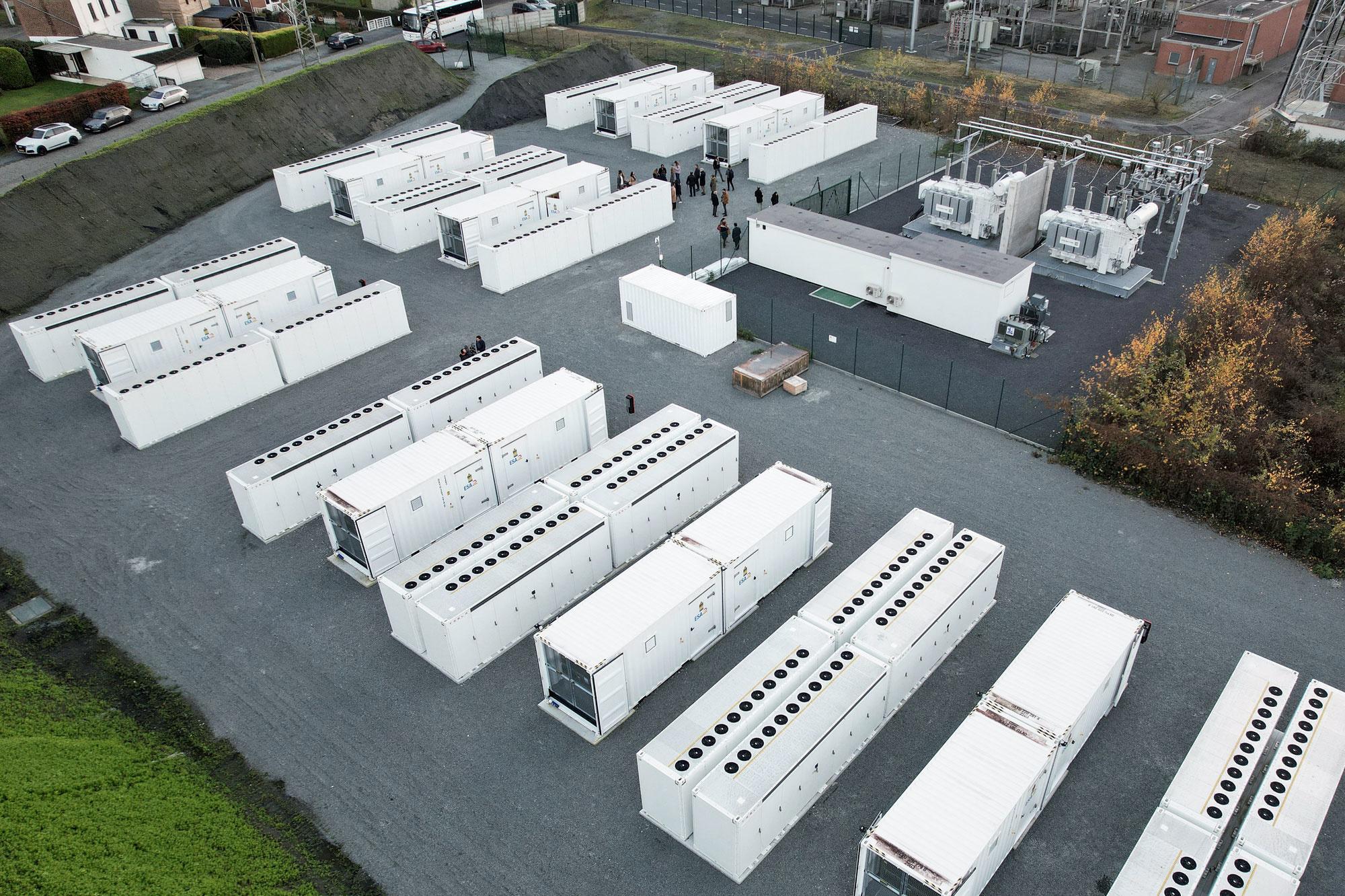 Les conteneurs blancs forment la plus grande centrale de stockage électrique d'Europe continentale.
