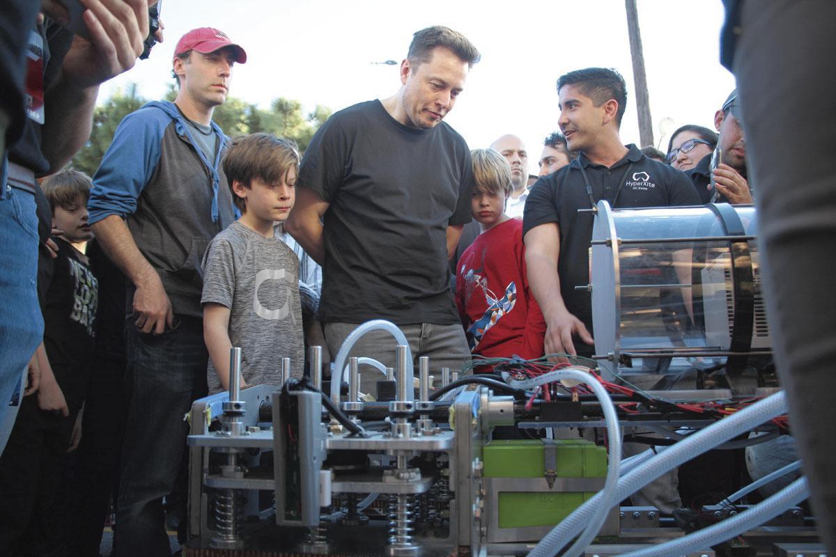 Projet Hyperloop Inspirant, Elon Musk a organisé durant cinq ans un concours réservé aux étudiants pour accélérer le développement de son projet de train à très grande vitesse.