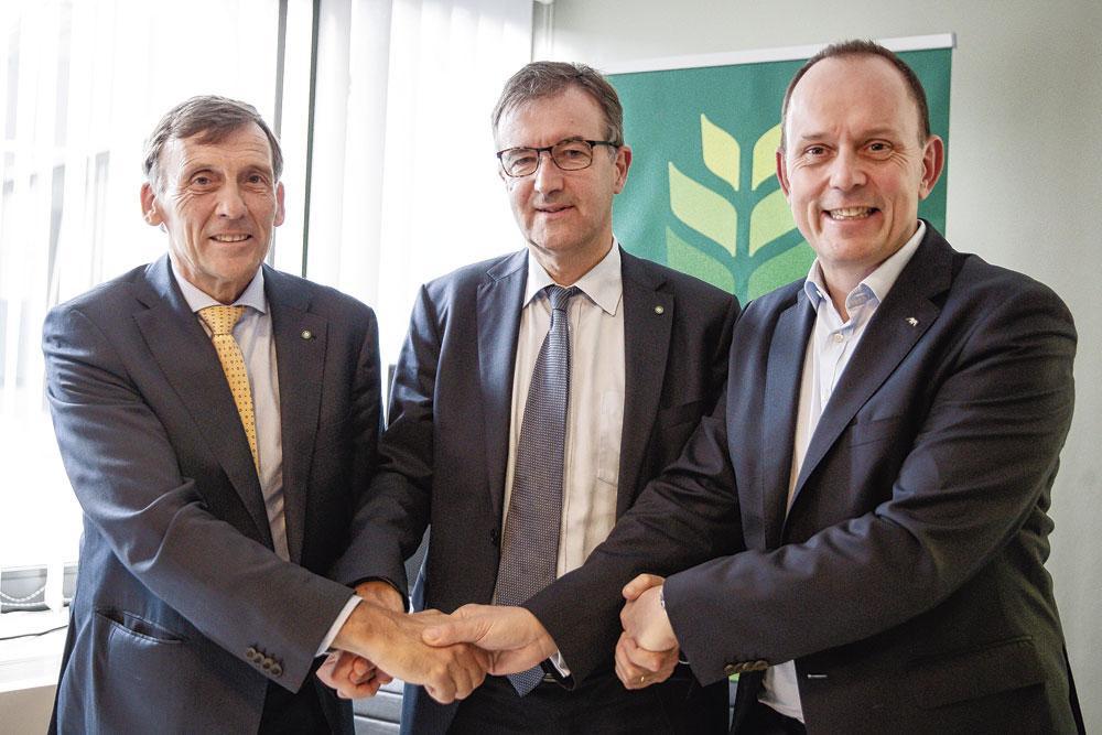 Luc Versele, Philippe Voisin, respectivement président et CEO de Crelan, et Jef Van In, CEO d'Axa Belgium, lors de l'annonce du deal.