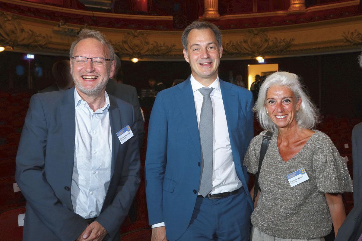 Jean-Luc Maurange, CEO de John Cockerill, et Catherine Robert, directrice de projets et de la communication au GRE-Liège, entourent Alexander De Croo.