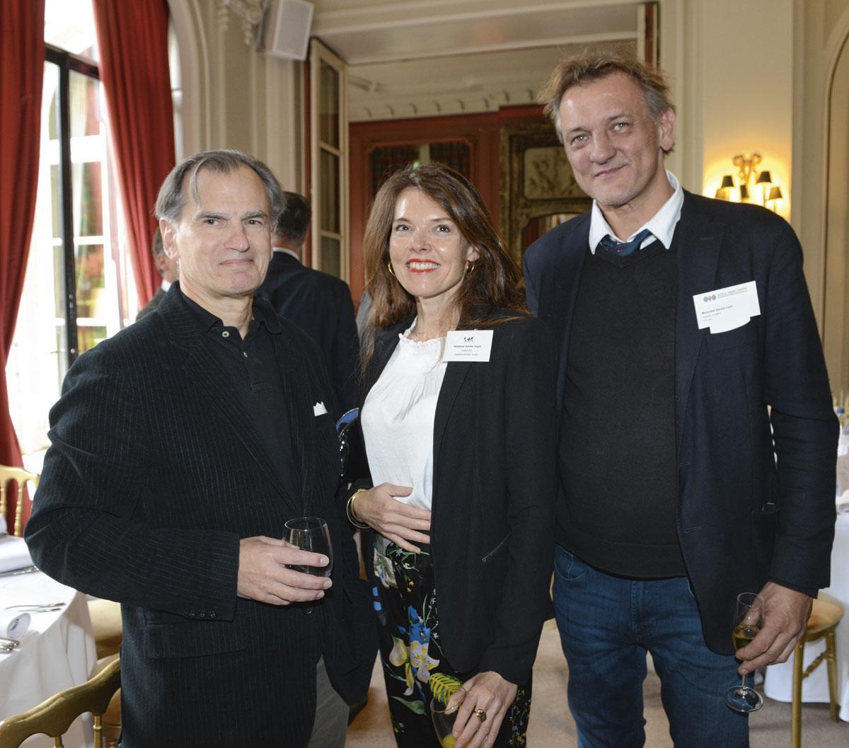 Christian Raftopoulos, chef du service de neurochirurgie aux Cliniques universitaires Saint-Luc, Emilie Dujat, directrice de la galerie Emilie Dujat, et son époux le designer Xavier Lust.