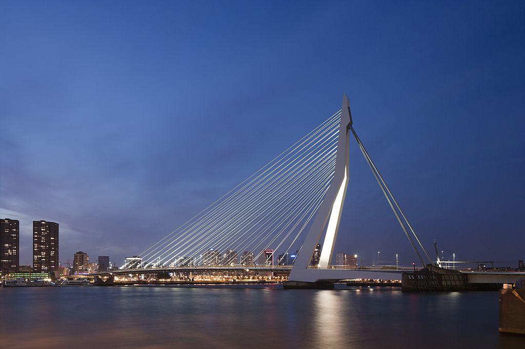 De Erasmusbrug verbindt Kop van Zuid met het stadscentrum