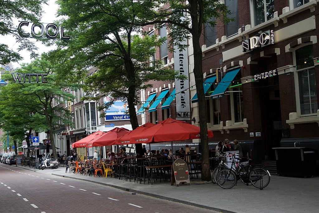 De Witte de Withstraat is bekend om de bars en coffeeshops