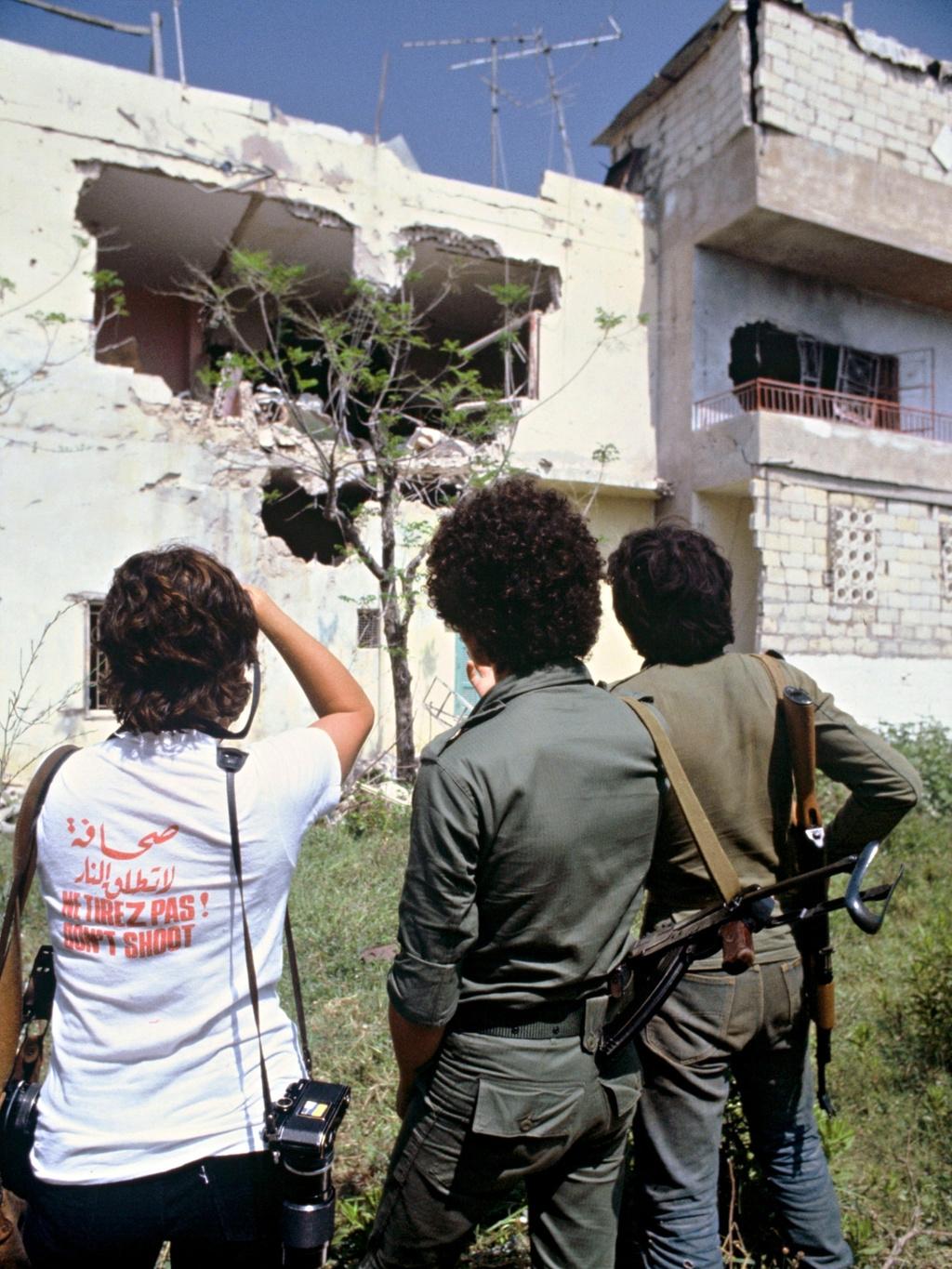 Europese journalisten droegen het 'niet-schieten'-shirt in 1982 tijdens de Israëlisch-Libanese Oorlog